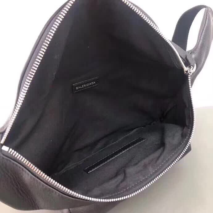 BALENCIAG巴黎世家 真皮胸包  BL1711